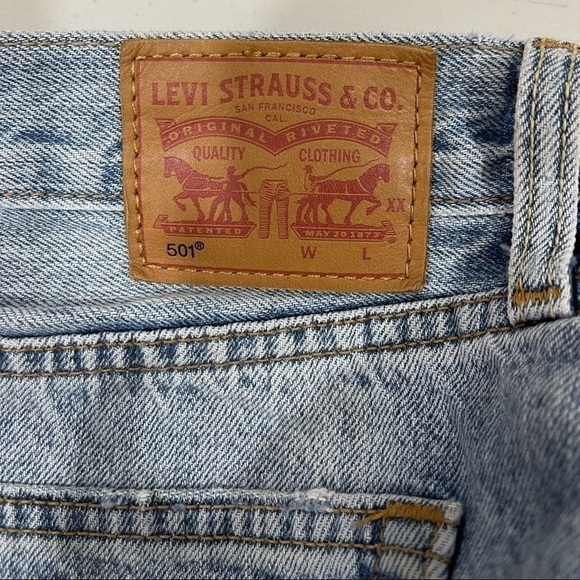 Levi’s 501 Button-Fly Distressed Raw-Hem Denim Shorts Light Wash 29w Festival - Picture 12 of 12